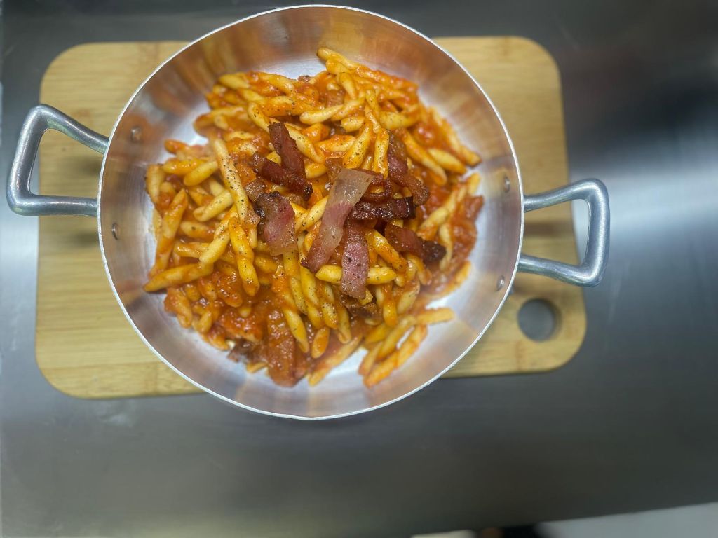 Pasta con guanciale e pomodoro - Specialità Come da Luca